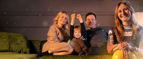 Endlich Glasfaser für das Erzgebirge Rennrodlerin Julia Taubitz mit Familie im Hintergrund