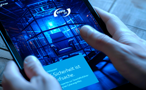 Whitepaper Cyber-Sicherheit ist Chefsache Mann hält ein Tablet in der Hand, das Tablet zeigt das Cover des Whitepapers Cyber-Sicherheit ist Chefsache mit dem envia TEL Logo