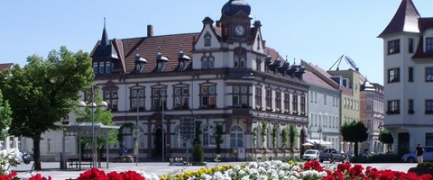 Marktplatz der Stadt Groitzsch | Fotograf: MB Marktplatz der Stadt Groitzsch mit Blumen im Vordergrund