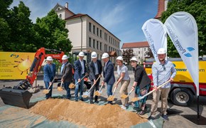 Spatenstich Glasfaser für Markkleeberger Schulen und Horte Aufnahme des Spatenstichs in Markkleeberg vor einer Schule mit mehreren Personen im Bild