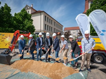 Spatenstich Glasfaser für Markkleeberger Schulen und Horte Aufnahme des Spatenstichs in Markkleeberg vor einer Schule mit mehreren Personen im Bild
