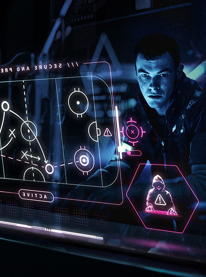 Prevent Mann sitzt vor leuchtendem digitalem Spielplan