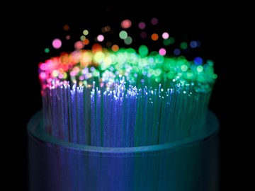 Boost für Konnektivität offenes Glasfaserkabel mit bunten Strängen