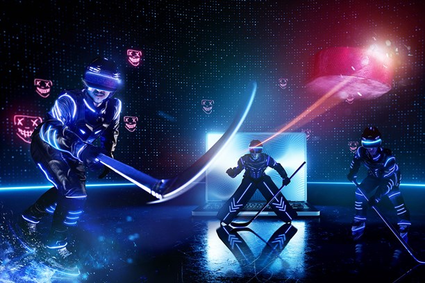 Cybersecurity enviaTEL Drei blau beleuchtete Eishockeyspieler in einer allähnlichen Umgebung, der Puck sowie böse schauende Gesichter im Hintergrund sind neonrot hervorgehoben
