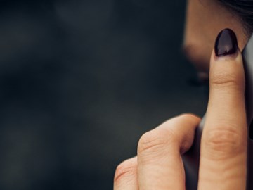 Telefonie Frau hält sich ein Telefon an ihr Ohr