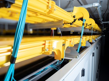 enviaTEL_Datacenter_00934 Kabelkanal über Serverschränken im Rechenzentrum