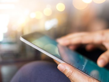 Neuigkeiten Datacenter Tablet in der Hand eines Mannes