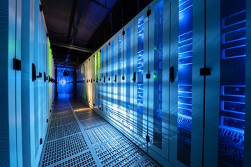 Datacenter Serverschränke Gang zwischen Serverschränken im Rechenzentrum