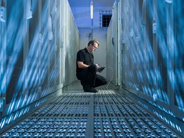envia-TEL-Rechenzentrum_Leipzig Datacenter Mitarbeiter überprüft Technik im Rechenzentrum Leipzig der envia TEL