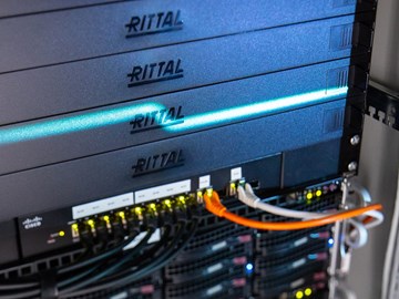 enviaTel_Datacenter_Leipzig_Höheneinheit_Detail Detailansicht mehrerer Server-Blades im Datacenter Leipzig der envia TEL