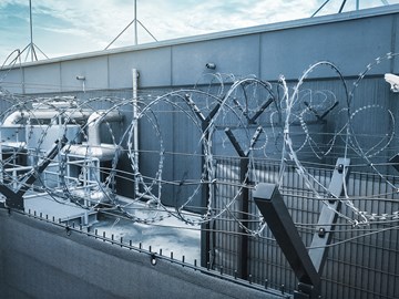 Gute-Gründe-Sicherheit_enviaTEL-Datacenter Stacheldraht und Sicherheitsvorkehrungen im Datacenter Leipzig der envia TEL