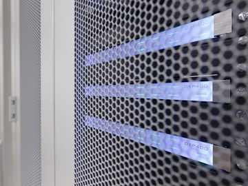 Höheneinheit_Datacenter-Leipzig-enviaTEL Serverrack im Datacenter Leipzig der envia TEL