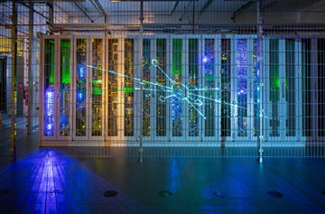 Sicherheitsraum_DataCenter_Leipzig_enviaTEL Sicherheitsraum des Datacenter Leipzigs der envia TEL mit LED beleuchtet