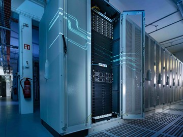 Technikschrank-DataCenter Offener Technikschrank im Rechenzentrum