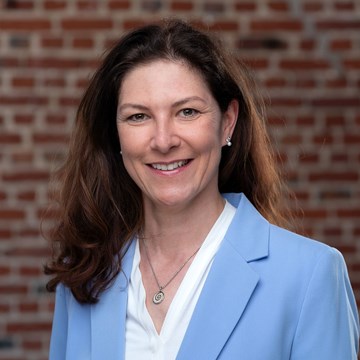 Winne_Christina Christina Winne vor Backstein