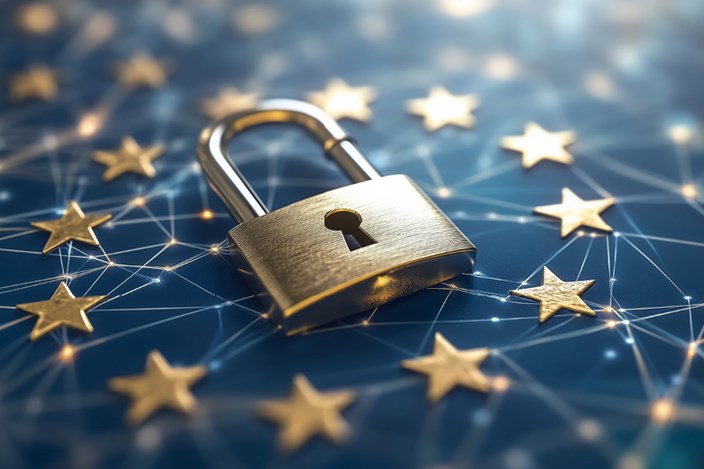 Sicherheit im digitalen Zeitalter Ein Schloss auf einem Untergrund mit 12 Sternen die die EU-Flagge repräsentieren