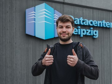 envia TEL Ausbildung Fachinformatiker Auszubildender der envia TEL vor dem Datacenter Leipzig