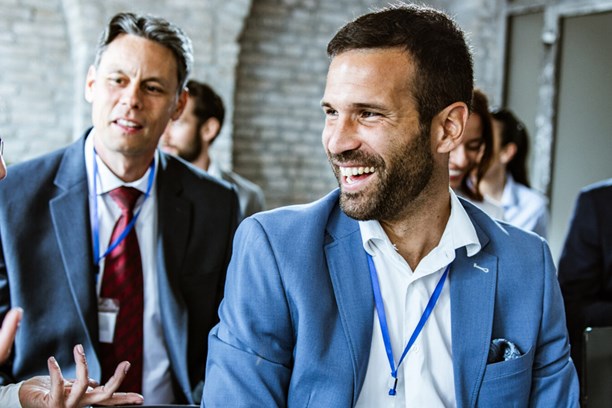 Veranstaltungen Gruppe von Menschen unterhält sich und lacht dabei