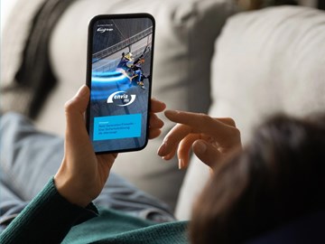 Ebook Next Generation-Firewall Frau mit Smartphone in der Hand, mit dem Cover des E-Books