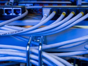 Envia TEL Anschluss Server mit Anschlusskabeln