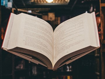 Bibliothek-Wissen Lehrreiches Buch schwebt in Bücherei