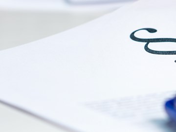 Compliance Dokumente liegen auf dem Tisch