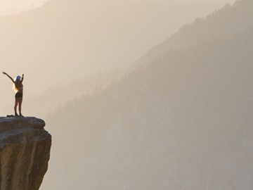 Gipfel-Bergsteigen-Erfolg Bergsteigerin feiert ihren Aufstieg