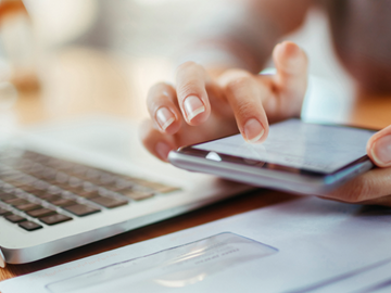 Kontakt Nahaufnahme einer weiblichen Hand, die ein Handy bedient