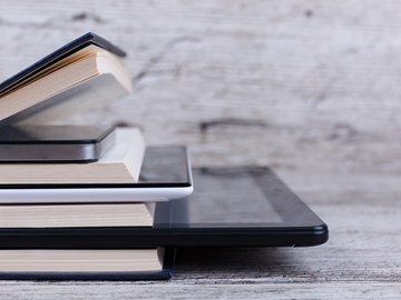 News und Presse Stapel mit Büchern und Tablet