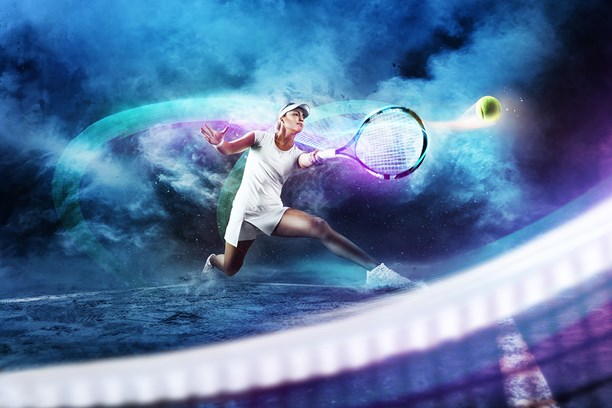 IPTV von enviaTEL Ein Tennisspieler schlägt den Ball mit voller Kraft ab, im Hintergrund Nebel in Blau- und Lilatönen