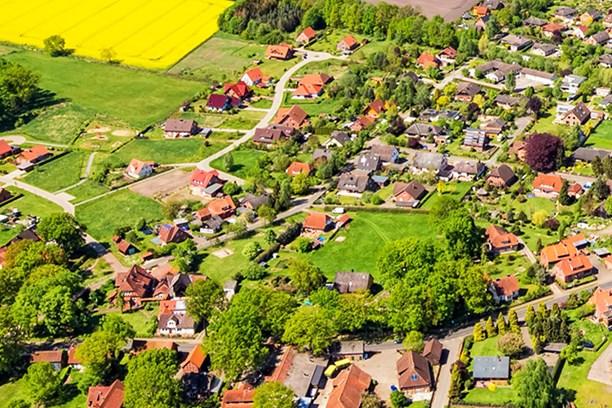 Hier bauen wir aus Luftaufnahme einer Gemeinde im ländlichen Raum