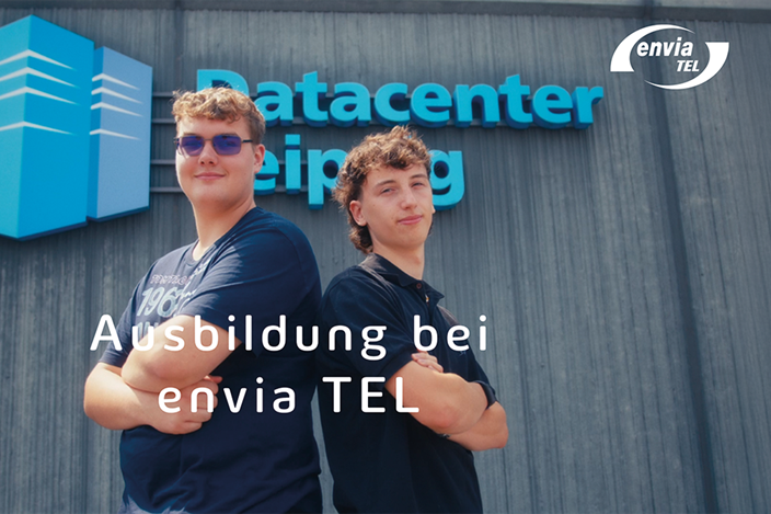 Ausbildung bei envia TEL Zwei Auszubildene der envia TEL vor dem Datacenter Leipzig