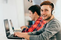 Ferienjob bei envia TEL ein Schüler sitzt am Laptop