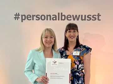 Auszeichnung Zertifikat audit berufundfamilie (v.l.) Romy Schneider, Anna Schmidt von envia TEL