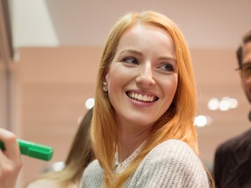 Trainee bei envia TEL Trainee steht am Whiteboard