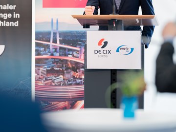 DE-CIX Leipzig Event Logo DE-CIX und envia TEL an einem Podium