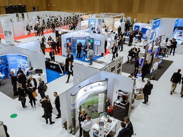 Fiberdays Wiesbaden 2022 Aufnahme von oben, die verschiedene Stände auf den Fiberdays 2022 in Wiesbaden zeigt