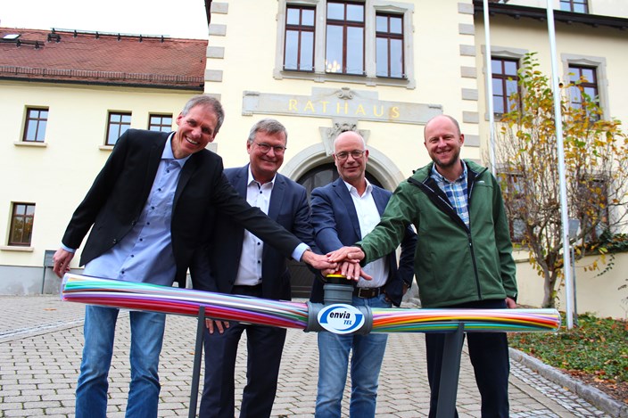 envia TEL Glasfasernetz in Zwenkau in Betrieb Aufnahme von der Inbetriebnahme des Glasfasernetzes der envia TEL in Zwenkau