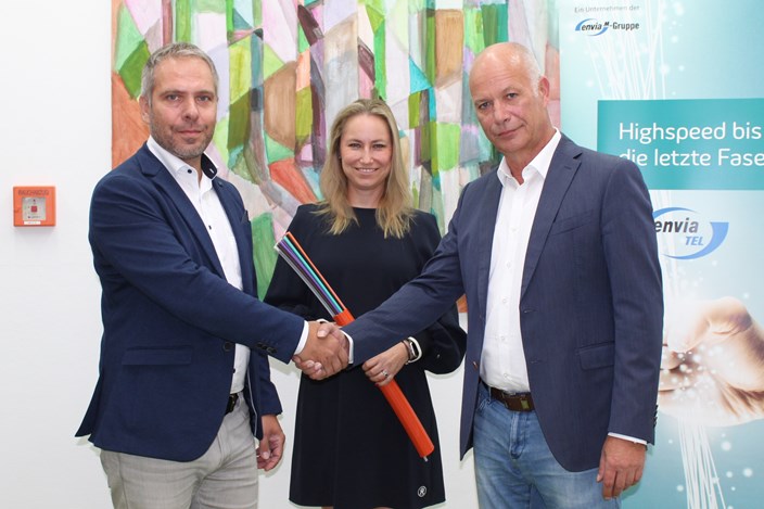 envia TEL Glasfaserausbau Markranstädt Haiko Rennert, Geschäftsführer der envia TEL, Nico Nierenberg (Geschäftsleiter König Elektro-Fernmeldebau GmbH) und Nadine Sitterich (Bürgermeisterin der Stadt Markranstädt) bei einer feierlichen Baudienstleistungsvergabe