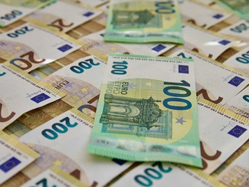 Geld Eine Vielzahl an 200 Euroscheine die geordnet da liegen, auf denen zwei grüne 100 Euroscheine liegen